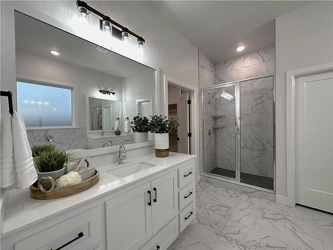 Building Photo - Luxarious 3BD/2BTH Home off of JKP Turnpik...