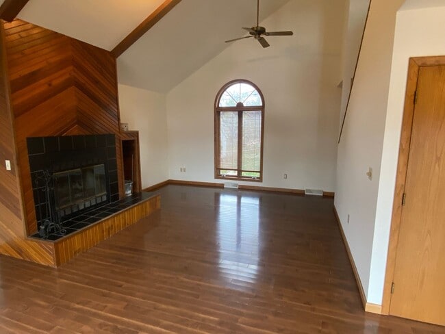 Building Photo - 3-Bedroom, 3-Full Bath Single Family Home with Amazing City Views