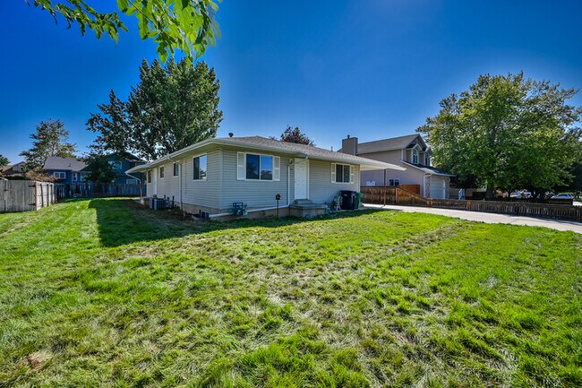Building Photo - Duplex in Sandy - Available NOW!