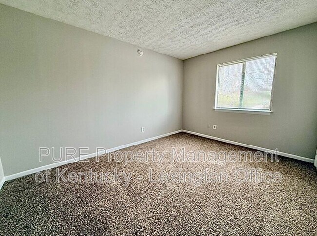 Building Photo - 3772 Camelot Dr