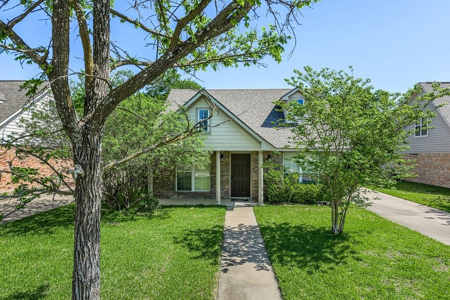 Building Photo - SUBLEASE AVAILABLE IMMEDIATELY THROUGH JULY 2026!  Charming 3 Bed, 2 Bath in Central Location!