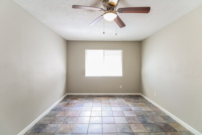 Building Photo - 4427 Ravine Dr
