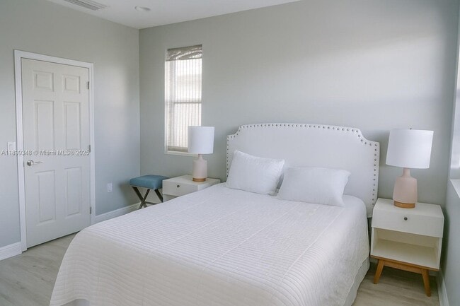 Building Photo - 1139 NE 3rd Ave