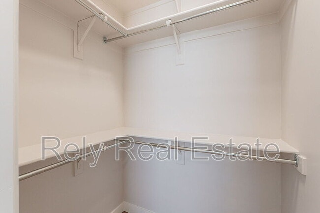 Building Photo - 6050 E Hidden Valley Dr