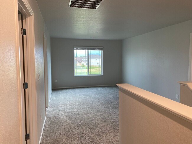 Building Photo - Don't Miss This Stunning 4 Bed/2.5 Bath Home in Harvest Junction, Longmont!  Available September!