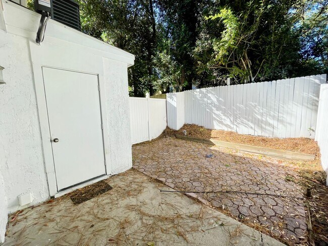 Building Photo - Rosewood