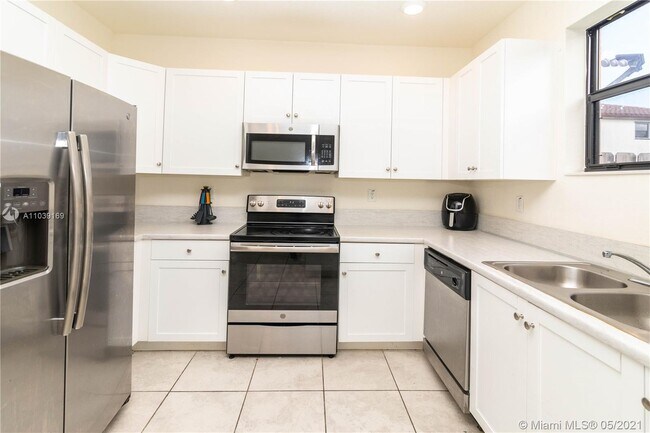 Building Photo - 3376 SE 1st St