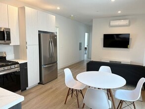 Building Photo - Oasis at the ROW