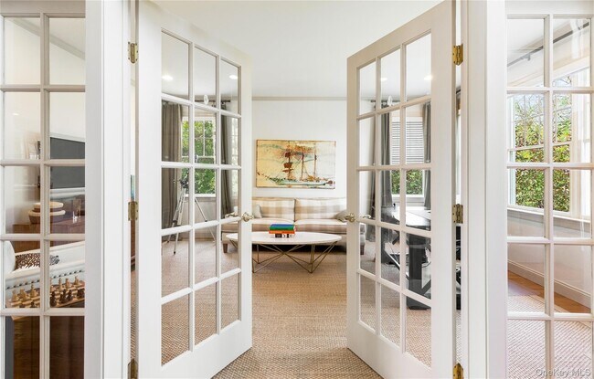 Building Photo - 7 Stillwaters Ln