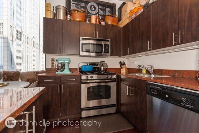 Building Photo - 245 W Van Buren St