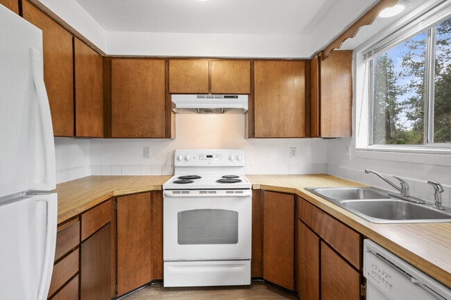 Building Photo - Updated Turnkey 2 Bed 1-bathroom spacious ...