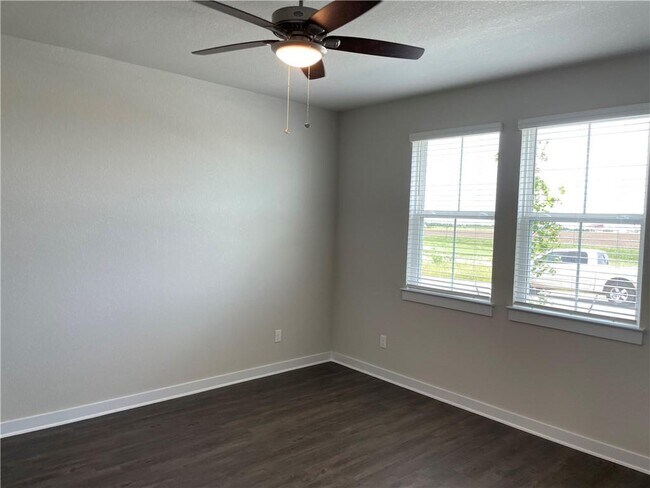Building Photo - 609 Paddock Ln