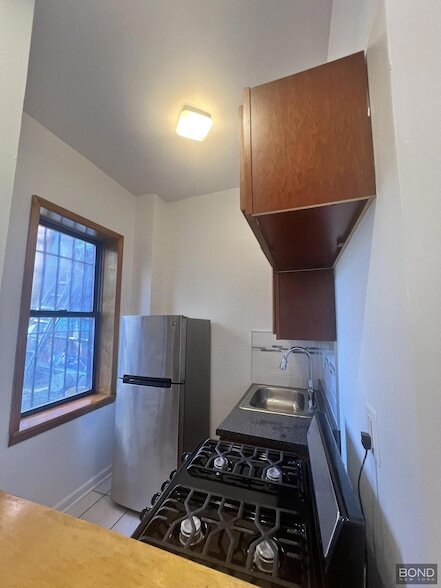 Building Photo - 69 Scholes St