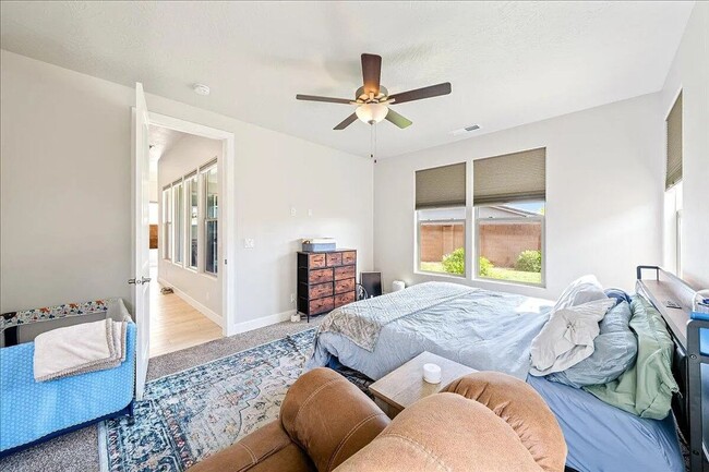 Building Photo - Bright and Spacious 3 Bedroom Home in Wash...