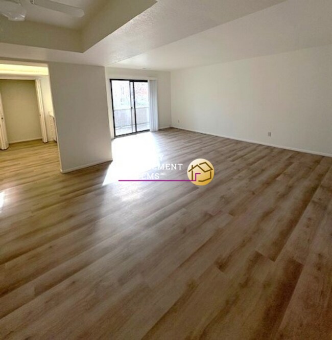 Building Photo - 2 Bedroom Condo w/ 2 Car Garage