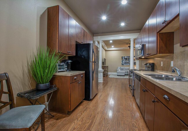 Building Photo - 612 Center St