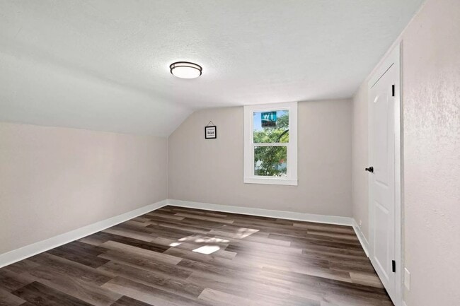 Building Photo - For Rent: Cozy and Adorable 2-Bedroom / 1-...