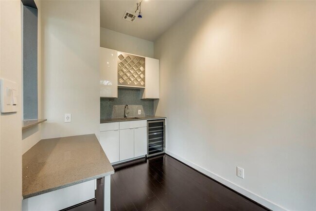 Building Photo - 207 Pierce St
