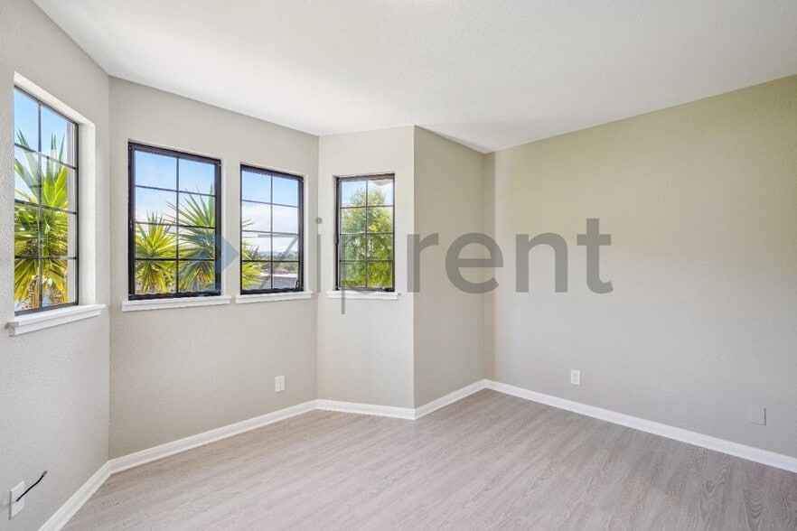 Building Photo - Unit C
