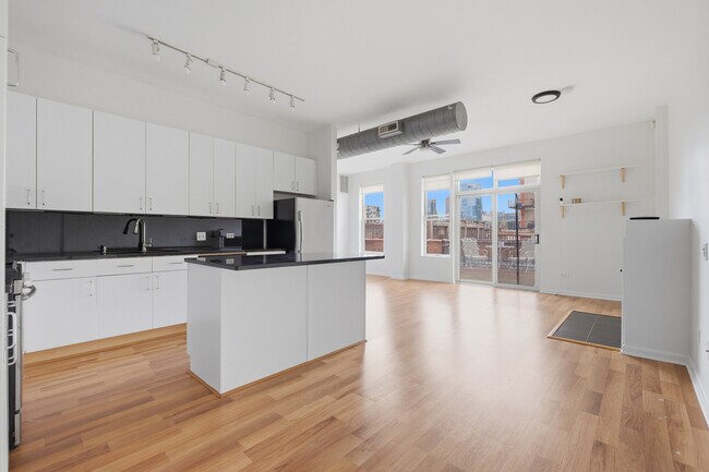 Building Photo - 1631 S Michigan Ave