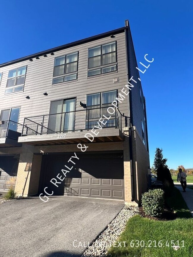 Building Photo - 2217 Parkside Dr