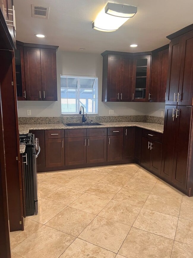 Building Photo - Beautiful 3 Bed / 2 Bath Home with Detached Bonus Space