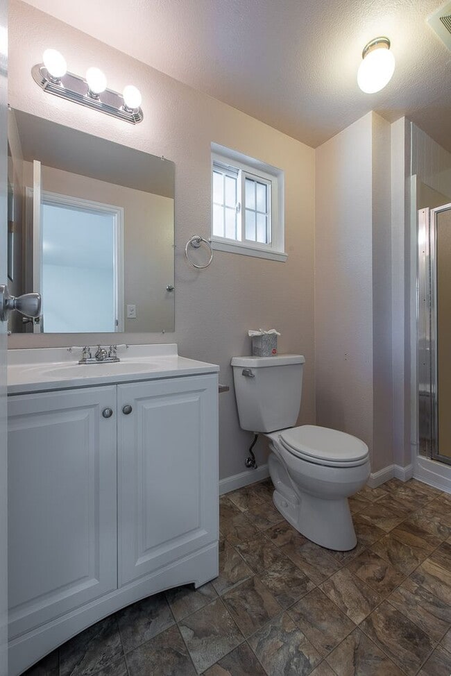 Building Photo - Peaceful neighborhood setting within walki...