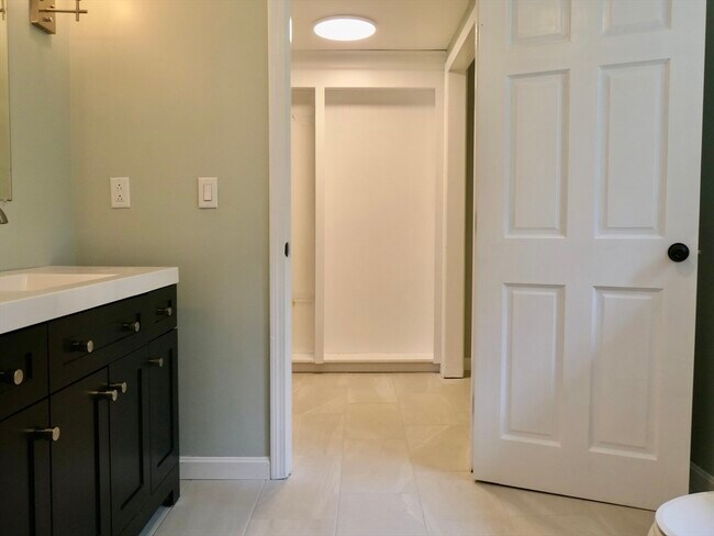 Building Photo - 132 S Main St