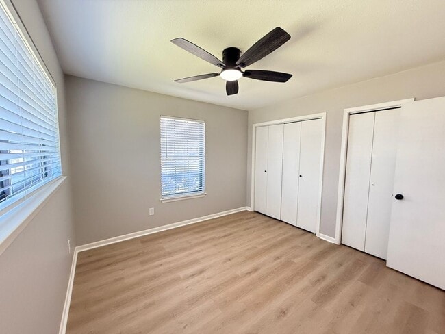 Building Photo - Available-Remodeled 3/2 with 4-Car Garage!