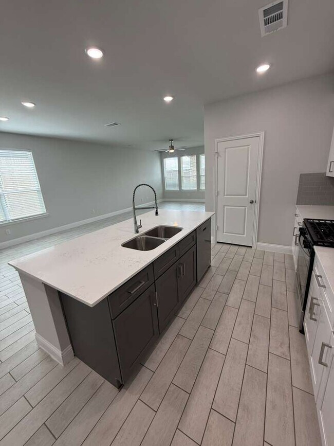 Building Photo - 517 Lana Dr