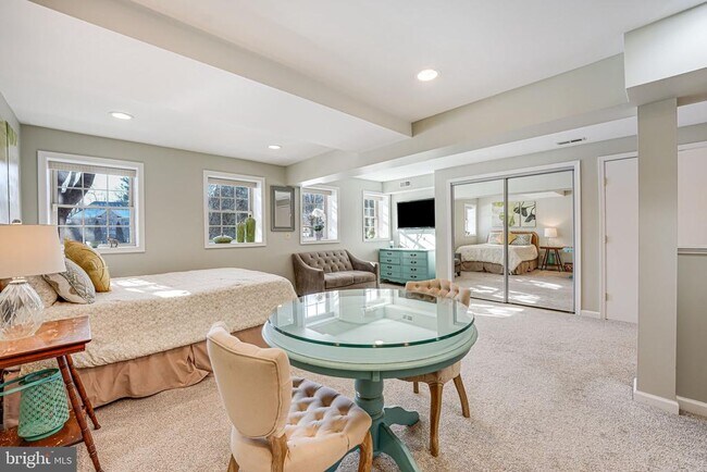 Building Photo - 9420 Lakeside Dr