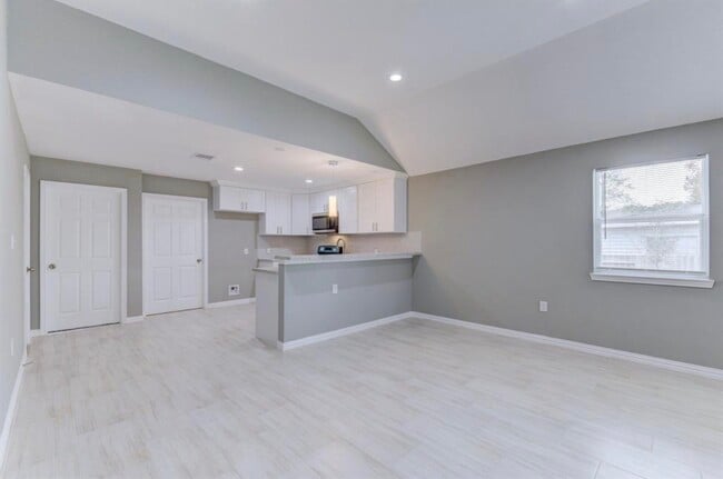 Building Photo - 5824 Glen Lee Dr