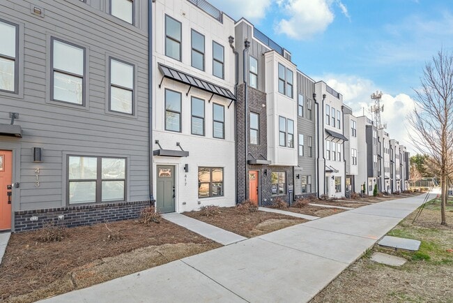 Building Photo - (Move-in Special) 3 Bedroom Townhome in LoSo!