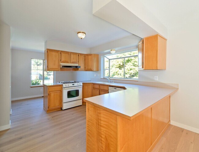 Building Photo - 721 Crown Dr