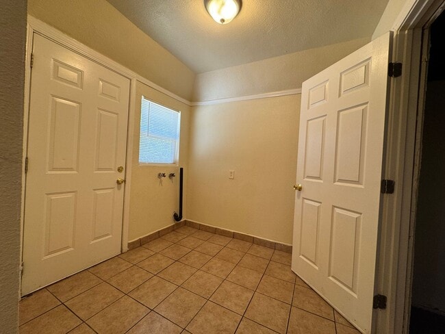 Building Photo - 4789 E Hedges Ave