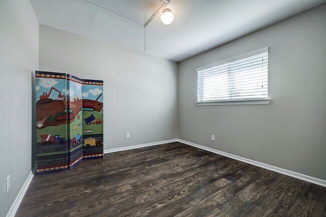 Building Photo - 7913 Ellinger Ln