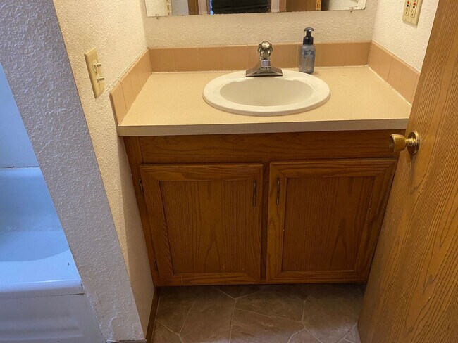 Building Photo - 524 S 3rd Ave