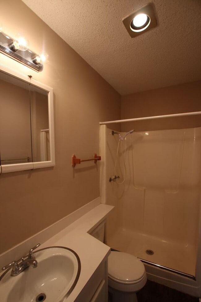 Building Photo - Beautiful 3 Bedroom, 2.5 Bath Townhome in ...