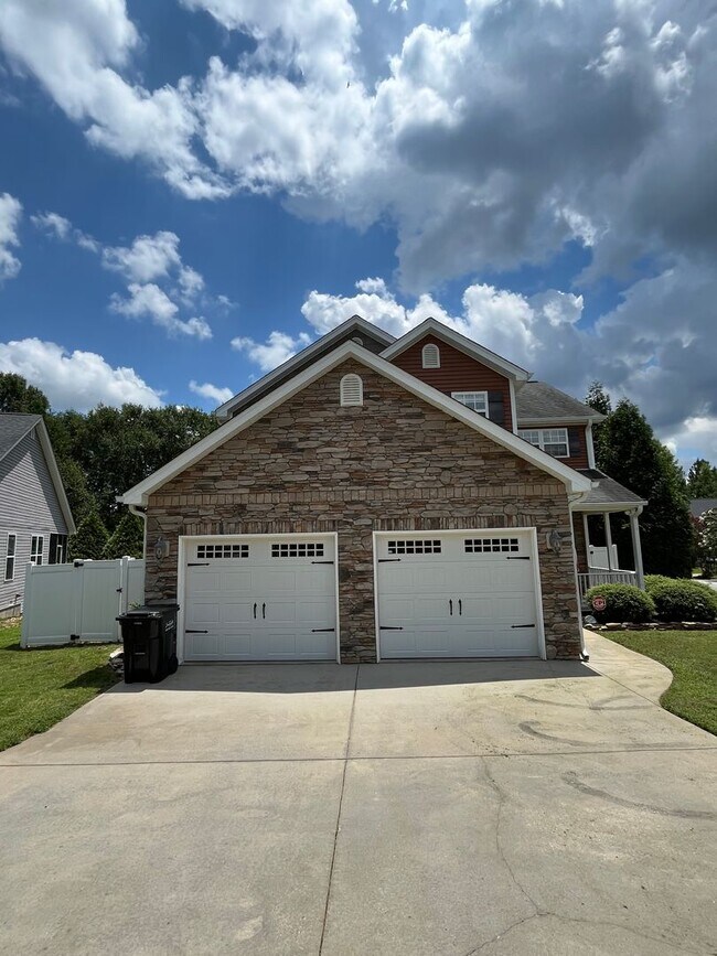 Building Photo - Stunning 3 Bed 3 Bath Home