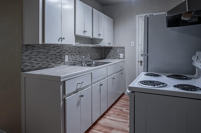 Building Photo - 504 W 7th St