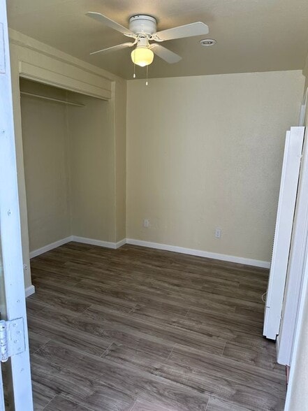 Building Photo - 214 E 88th Pl