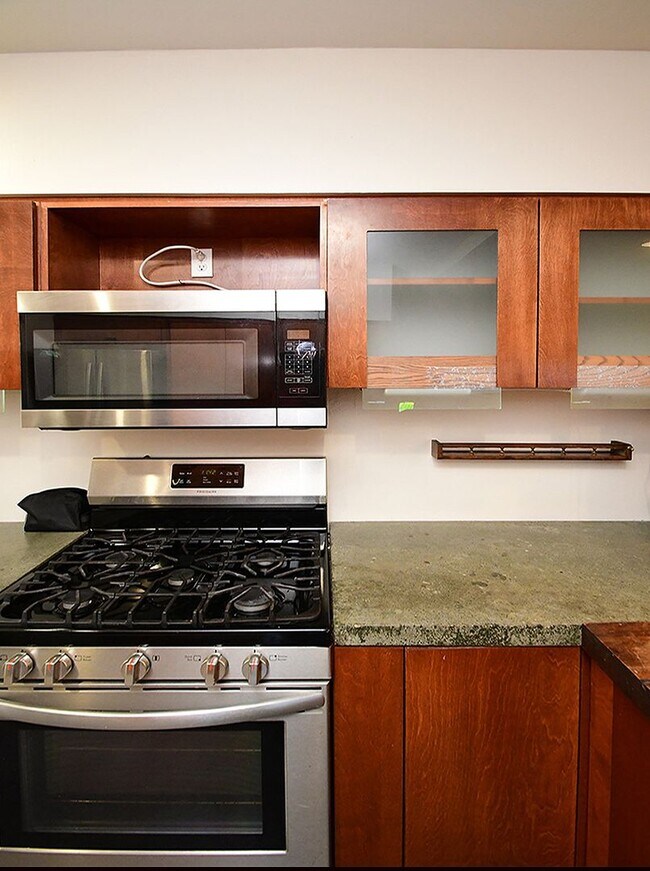 Building Photo - Cool House | 50% Off First Months Rent
