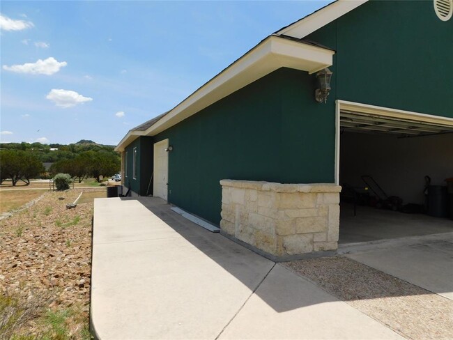 Building Photo - 424 Shayla Ln