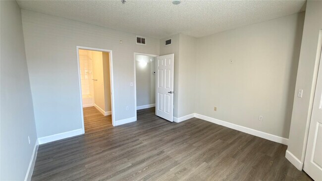 Building Photo - 8000 Nob Hl Rd