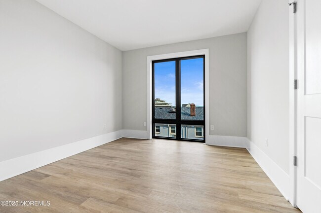 Building Photo - 218 3rd Ave