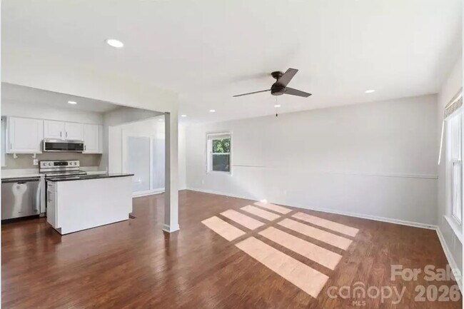 Building Photo - "Discover Comfort and Space in Charlotte: 4-Bed, 3-Bath Gem on Red Carriage Lane!"