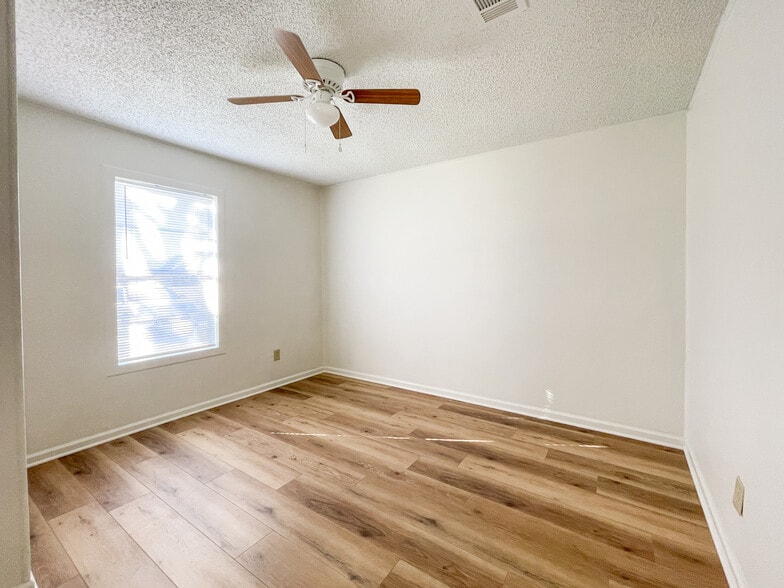 Building Photo - 715 N Bunker Dr