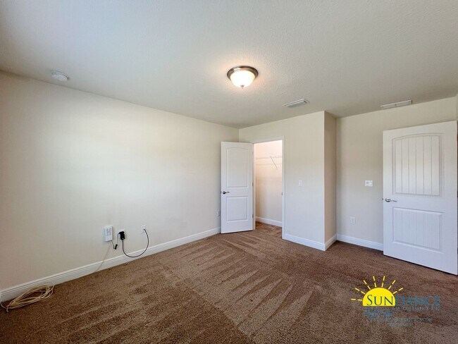 Building Photo - Stunning 4 Bedroom Home in Willow Creek Pl...