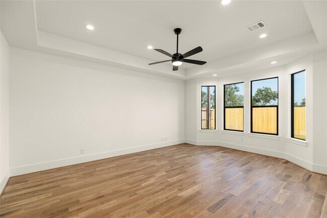 Building Photo - 1038 W 31st St