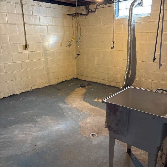 Building Photo - 4481 Westpoint St